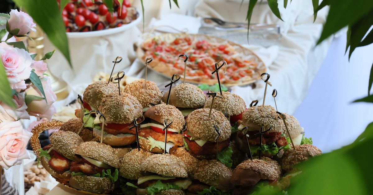 How to Choose the Right Catering Style for Corporate Functions